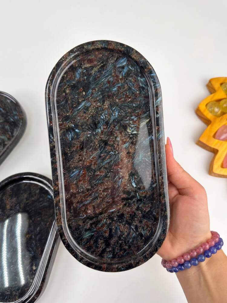 Арфведсонит и гранат: слияние стихий в мире камня