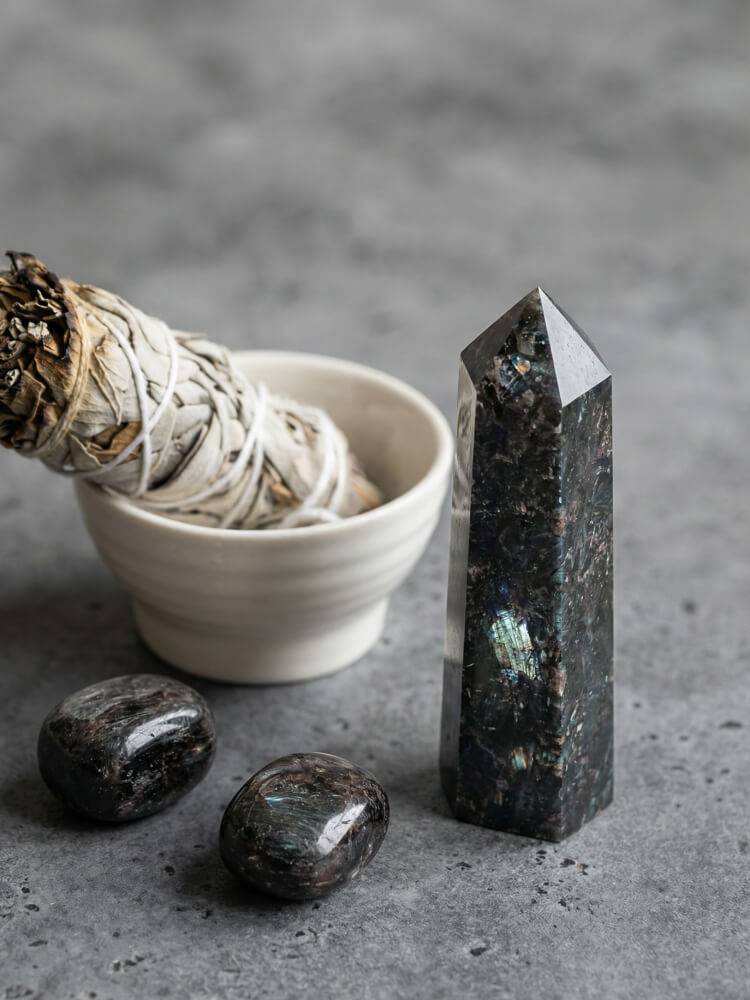 Нуумит и арфведсонит: темные светочи Земли и Космоса