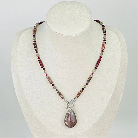 Колье из леопардовой Яшмы, Лабрадора, Граната и Лодолита