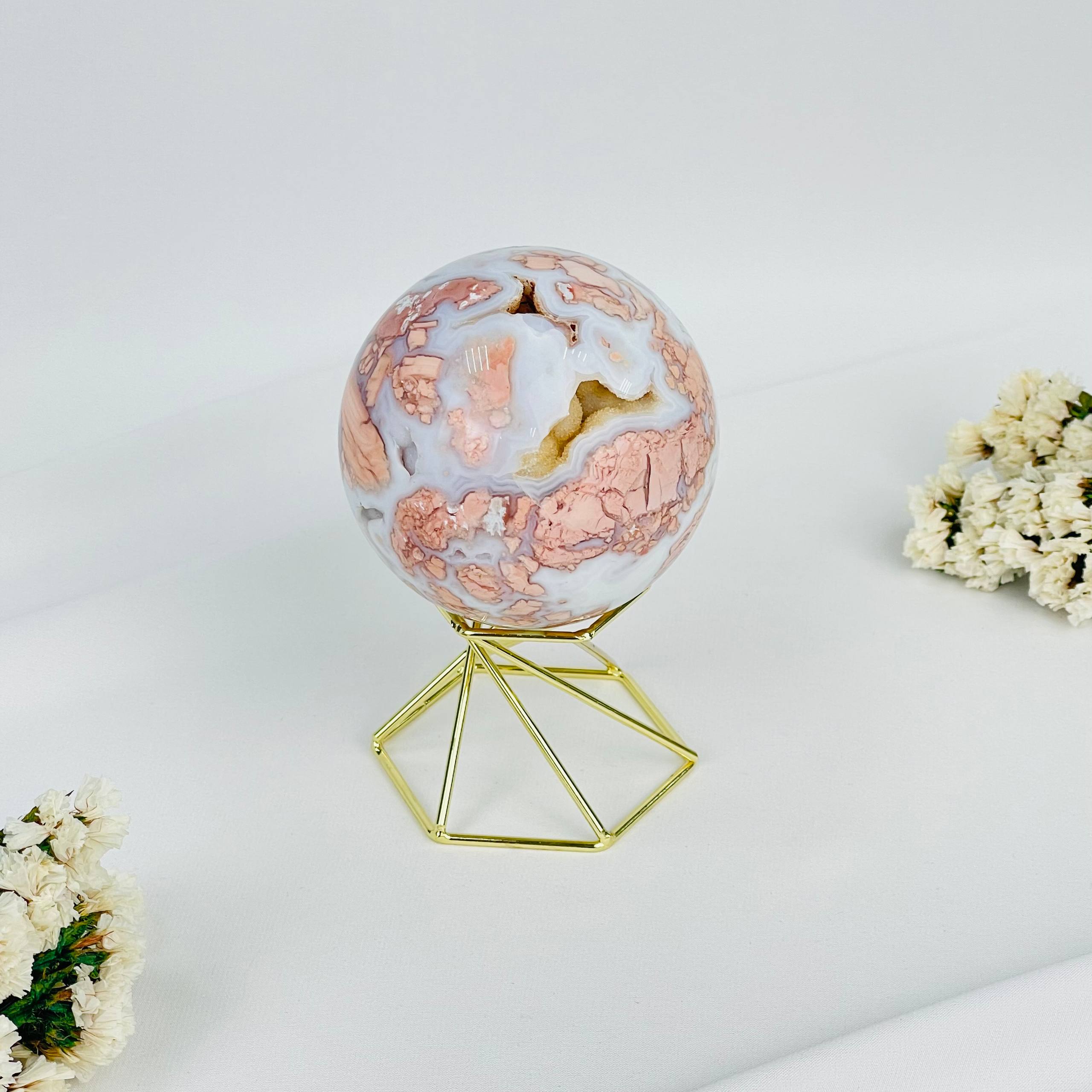 Шар из розового цветочного Агата на подставке - изображение товара №1