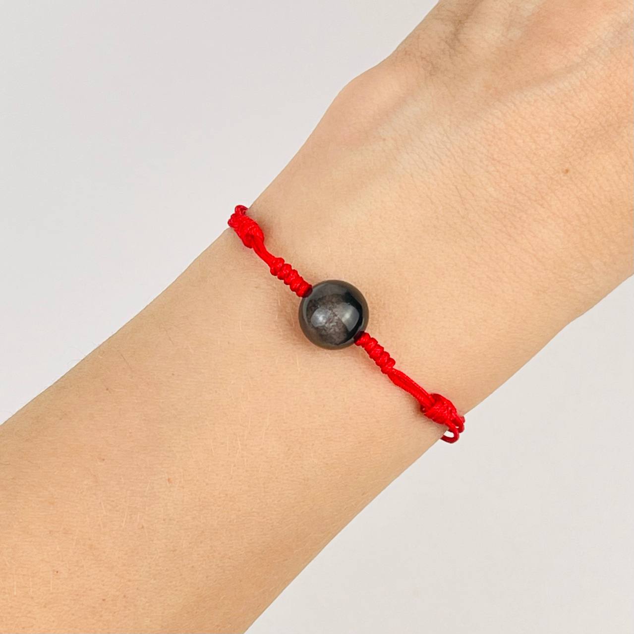 Защитный браслет Красная нить с серебристым Обсидианом - изображение товара №1