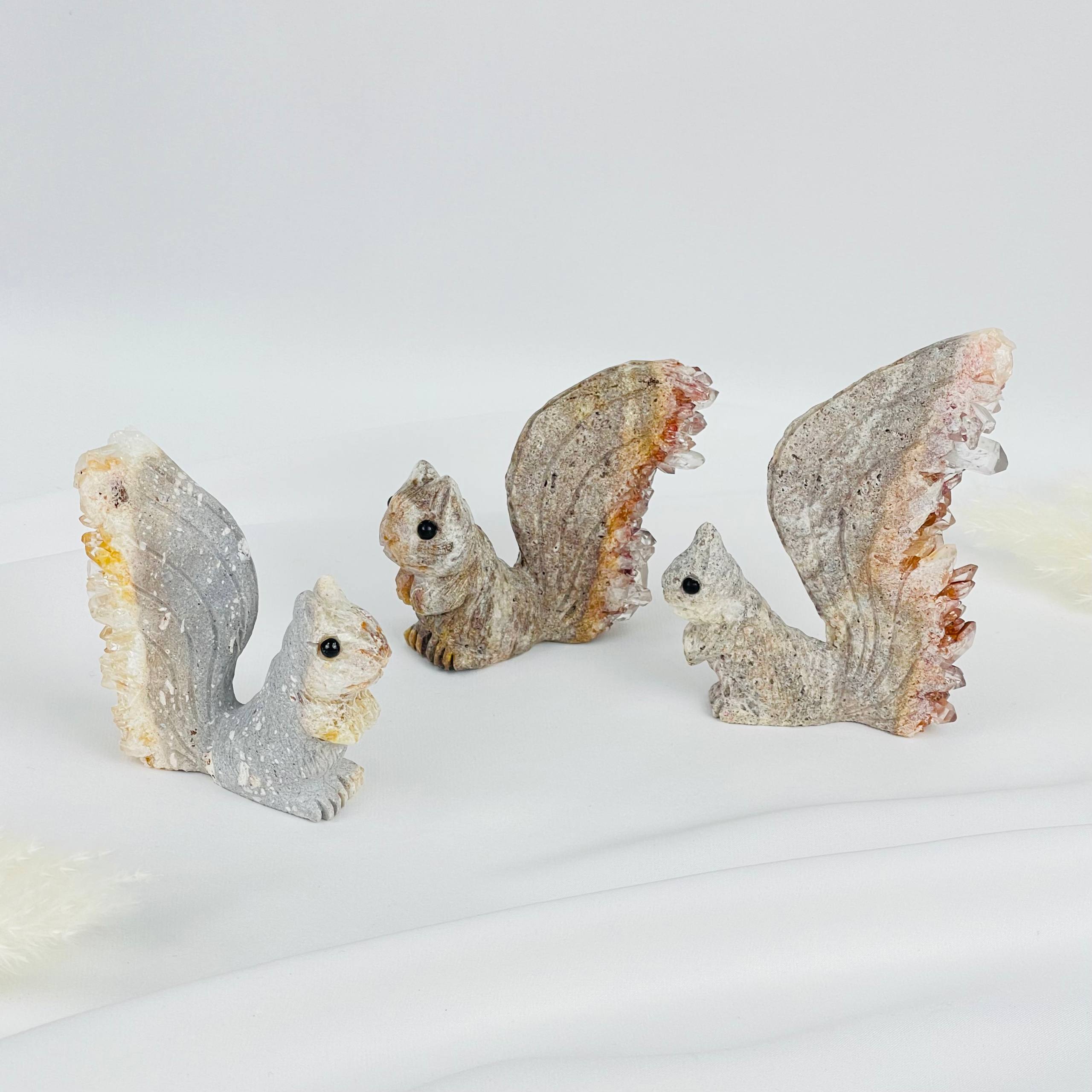 Белка из камня с друзами Горного Хрусталя - изображение товара №1