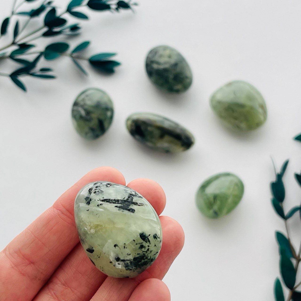 Галтовка из Пренита с включением Эпидота - изображение товара №1