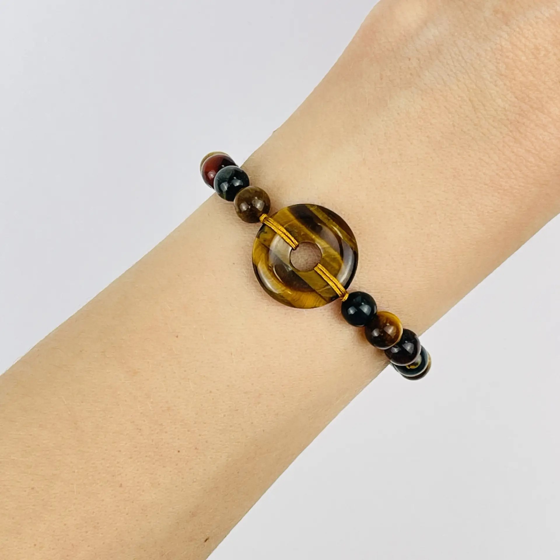 Браслет регулиреумый с бусиной (Би) из Тигрового,Соколиного и Бычьего глаза - изображение товара №2