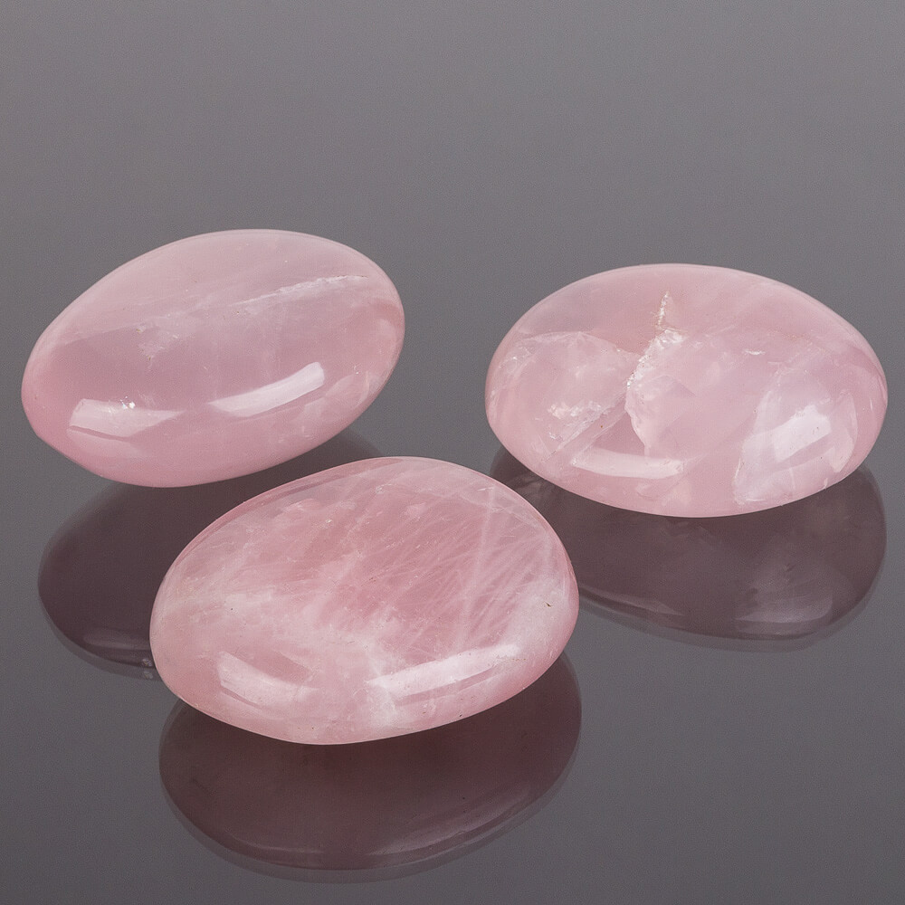 Розовый прозрачный камень. Розовый кварц галтовка. Кварц полудрагоценный камень. Мадагаскарский розовый кварц. Розовый кварц Обелиск.