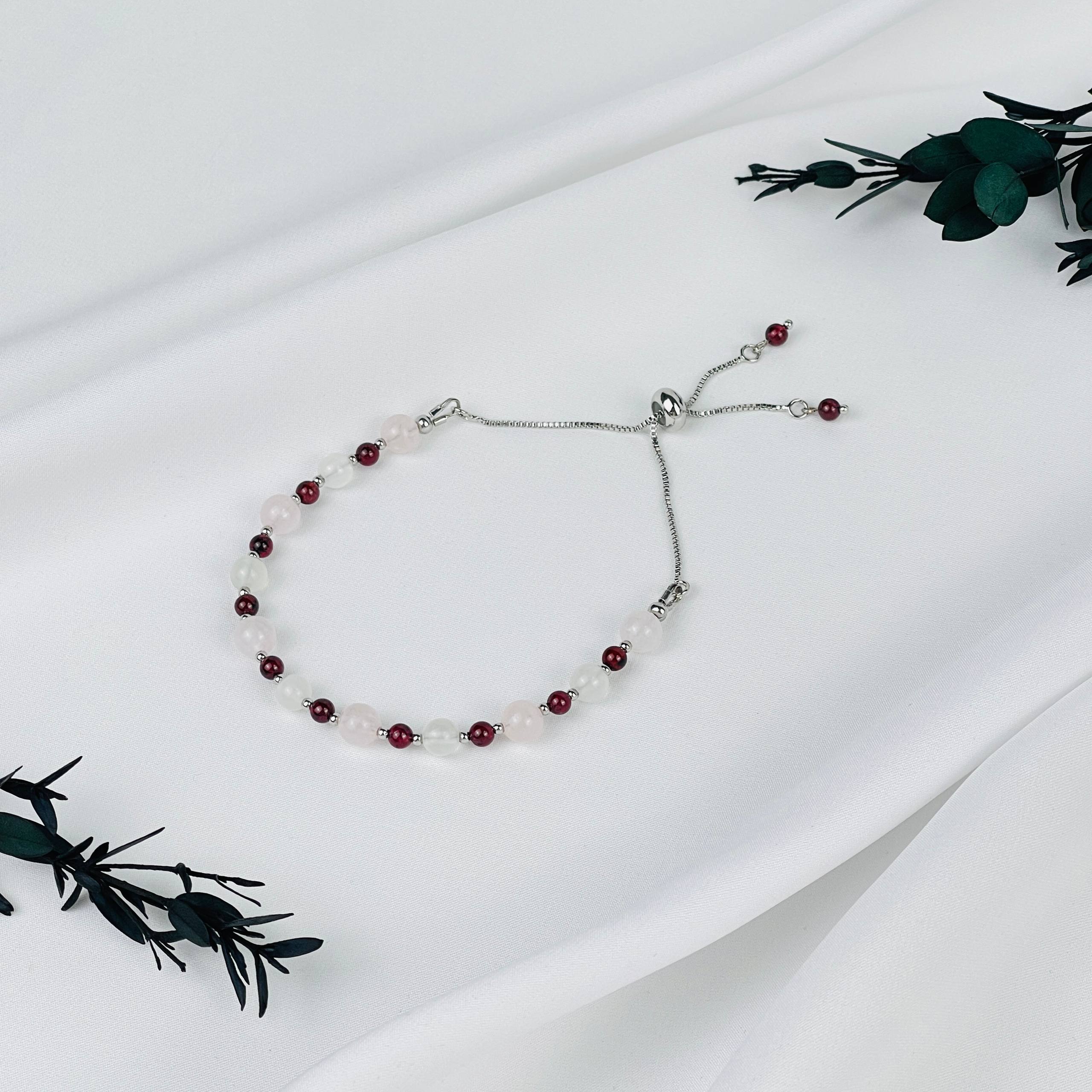 Браслет (на любовь) регулируемый из Розового кварца, Лунного камня и Граната - изображение товара №1