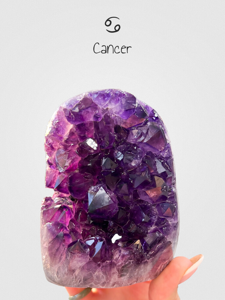 Камни для Рака: эмпатия, эмоциональная поддержка и связь с родом