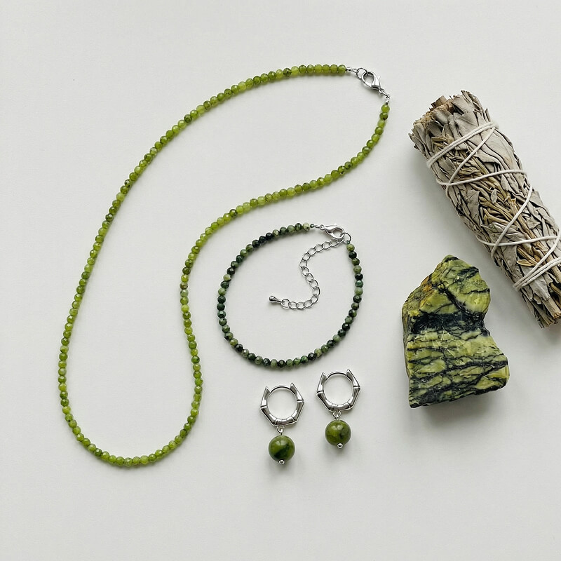 Украшения из серпентинита
