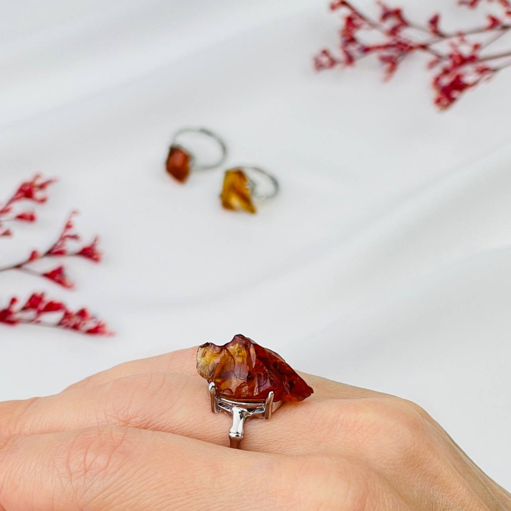 Кольцо с янтарем