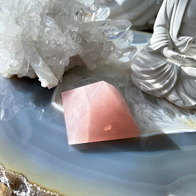 Пирамида из мадагаскарского Розового кварца