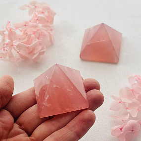 Пирамида из мадагаскарского Розового кварца