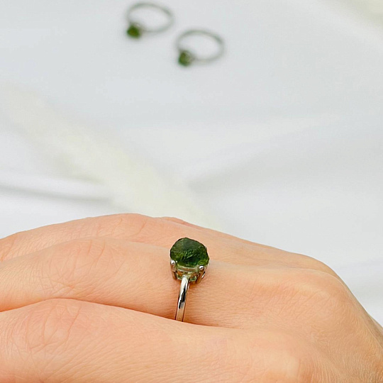 Кольцо регулируемое из необработанного зеленого Турмалина, Артикул: 115757 - изображение товара №1