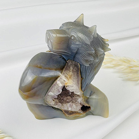Волк резной из камня Агат серый с жеодой, Артикул: 071710 - изображение товара №1