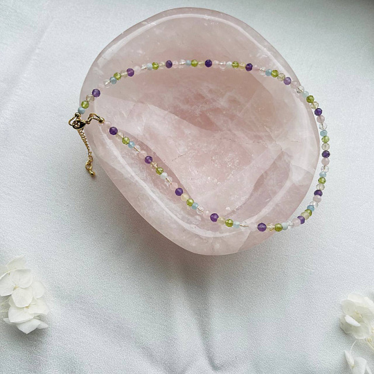 Колье из Аквамарина, Аметиста, Горного Хрусталя, Роз.кварца, Хризолита и Цитрина, Артикул: 099352 - изображение товара №1