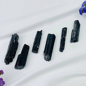 Кристалл необработанного черного Турмалина (Шерл)