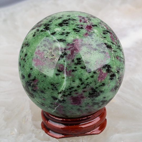 Шар Рубин в Цоизите на подставке, Артикул: 071636 - изображение товара №1