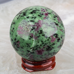 Шар Рубин в Цоизите на подставке