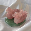 Статуэтка утки "Мандаринки" из Розового кварца на листе из Кварца зеленого