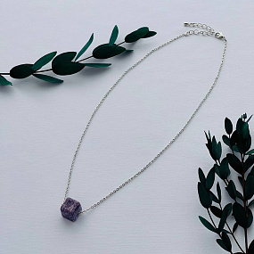 Кулон на цепочке из Чароита