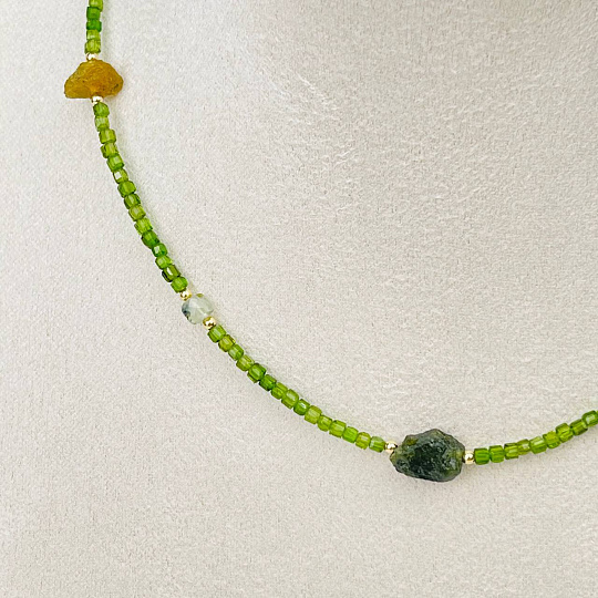 Колье из Хромдиопсида, Турмалина и Пренита, Артикул: 115642 - изображение товара №2
