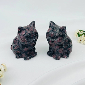 Фигурка Кот из Граната с Арфедсонитом