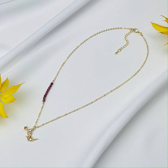 Колье на цепочке с камнем Гранат(Пироп) и подвеской Кошка, Артикул: 108160 - изображение товара №1