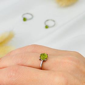 Кольцо регулируемое из необработанного Хризолита