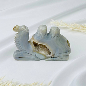 Верблюд резной из Агата серого с жеодой