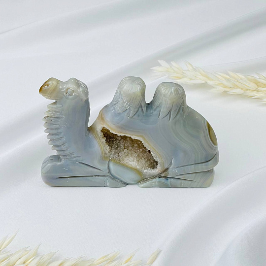 Верблюд резной из Агата серого с жеодой, Артикул: 083011 - изображение товара №1