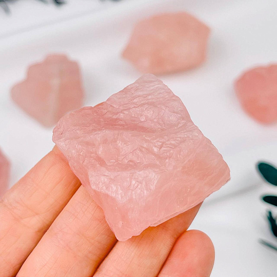Кристалл из необработанного Розового кварца