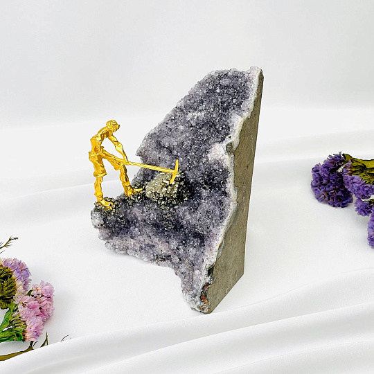 Фигурка Старатель с Пиритом на жеоде из Аметиста, Артикул: 116334 - изображение товара №2