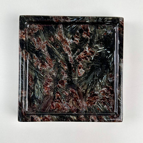 Блюдо из Арфведсонита (Нуумит)