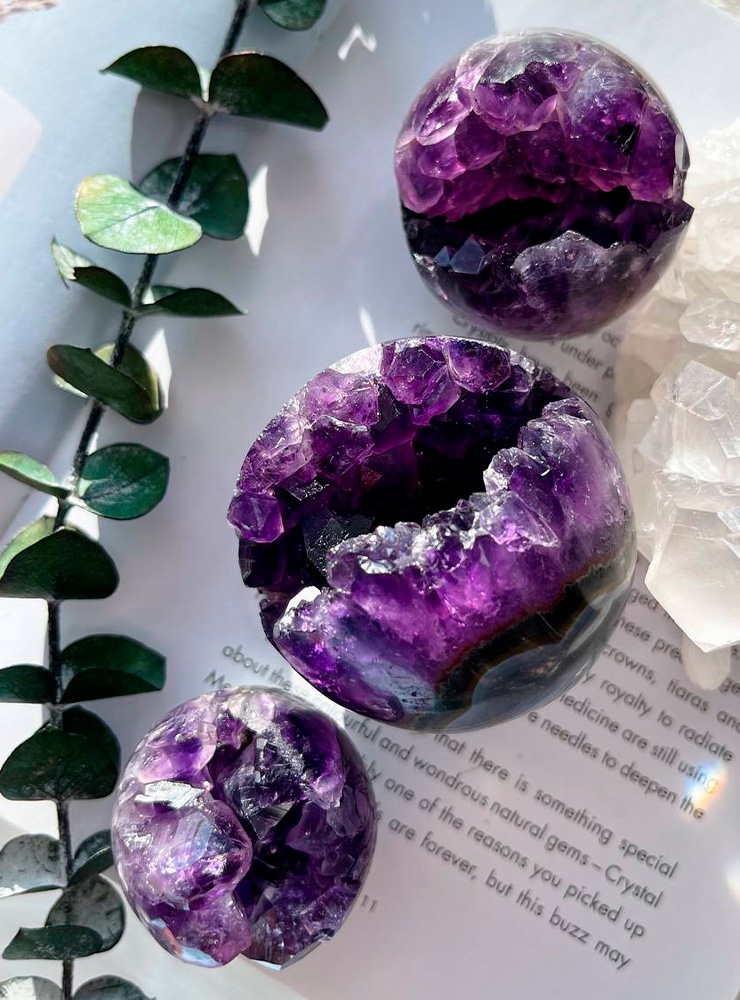 Натуральные камни и минералы фиолетового цвета
